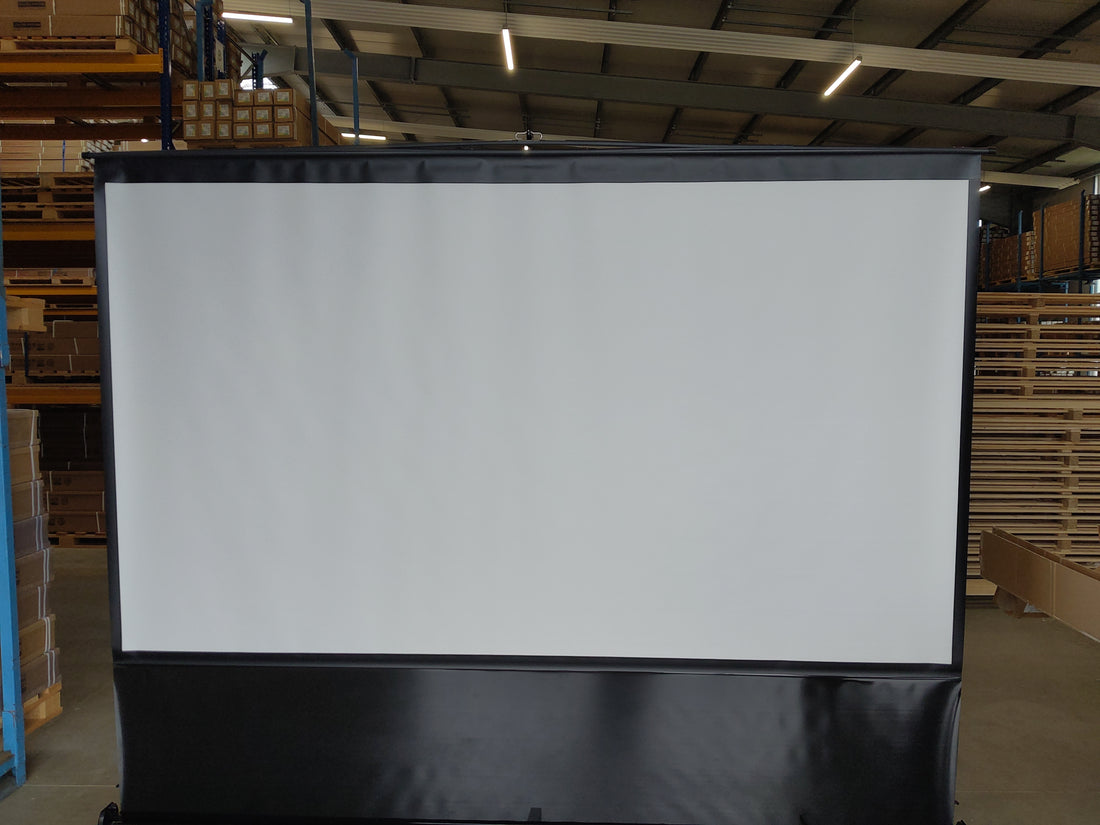 Gebruikt - Zo goed als nieuw // EZ CINEMA MaxWhite / 16:9 / 135" (299x168 cm) //  Artikelnummer: B-F135NWH - 249H04215