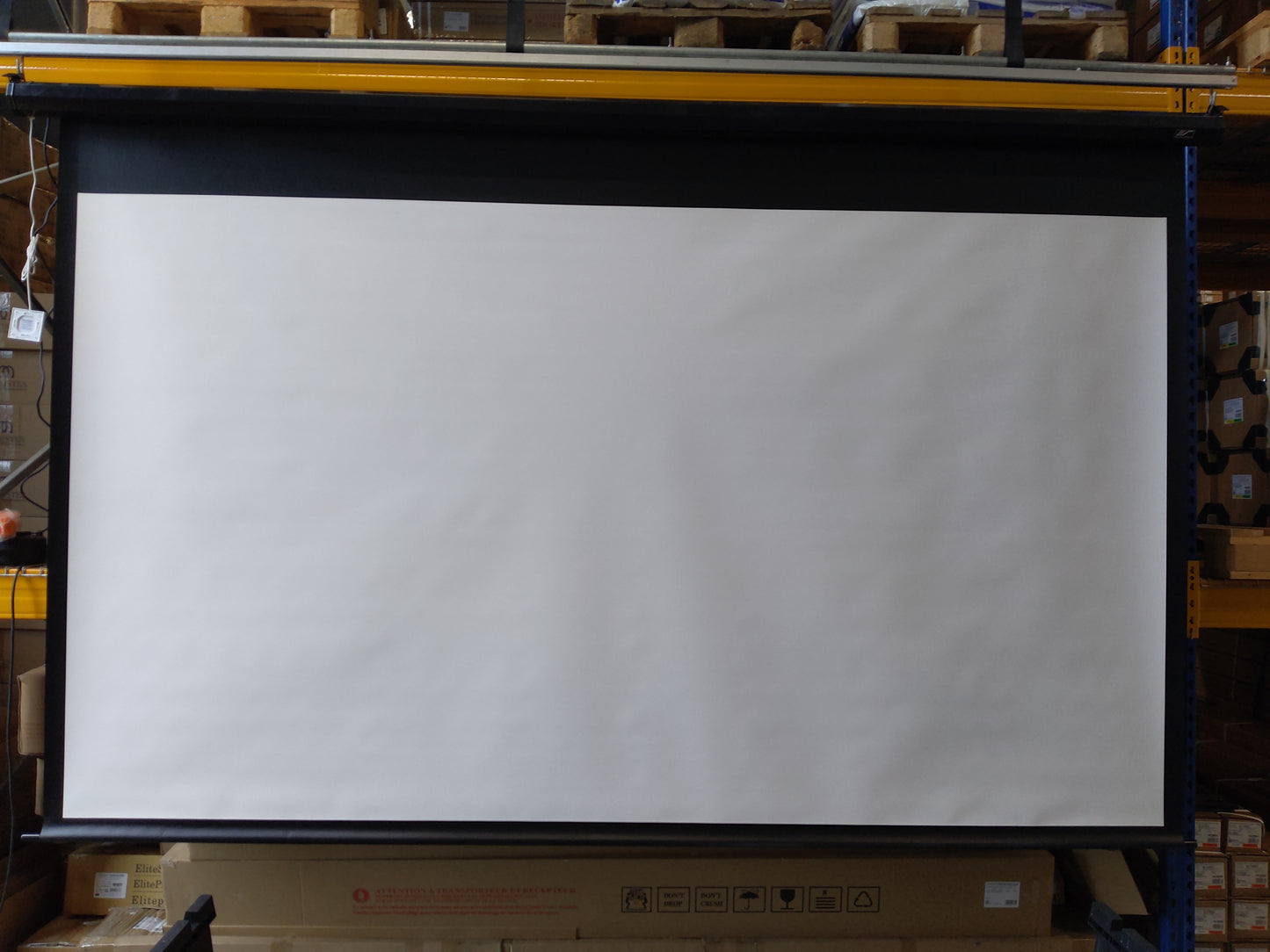 Gebruikt - Zeer goed // VMAX - Zwart / 16:9 / 135" (299x168 / Top-Drop 20 cm)  // B-VMAX135UWH2-243H00563