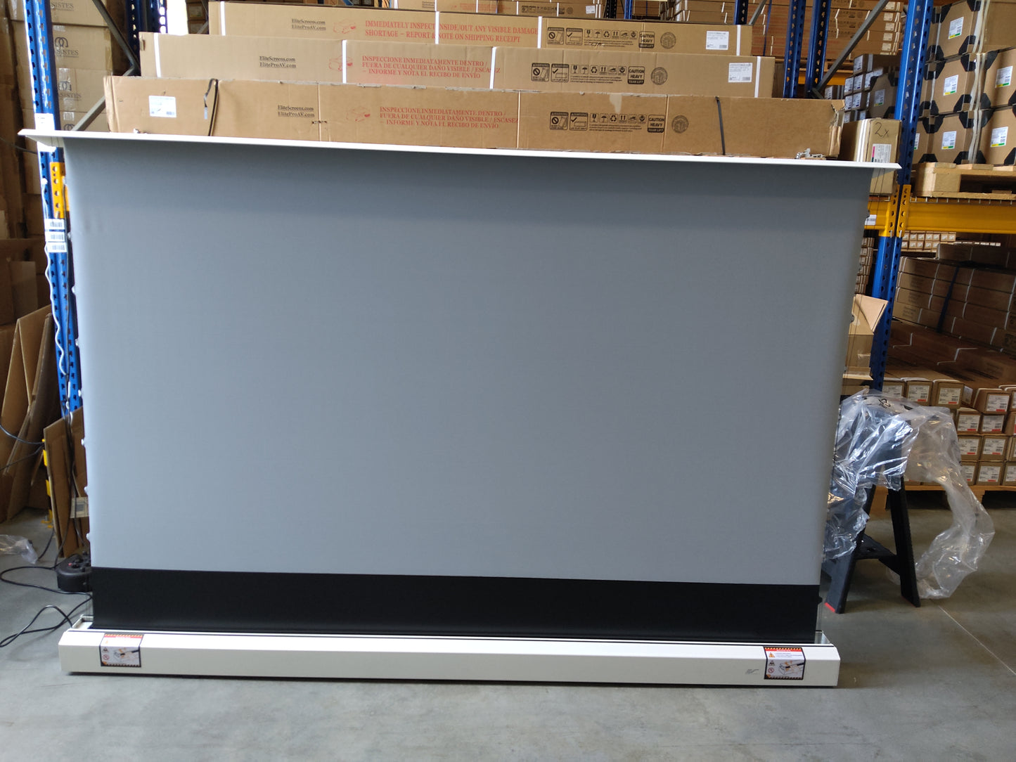 Gebruikt - Zo goed als nieuw// KESTREL  FLOOR-UP 5  - CLR5 / 16:9 / 101" (224x126 cm) geschikt voor: Ultra-Short-Throw (UST) projector // B-FTE101XH2-CLR5-B8-252H01388